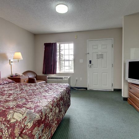 Intown Suites Extended Stay Raleigh Nc - Capital Blvd Екстериор снимка