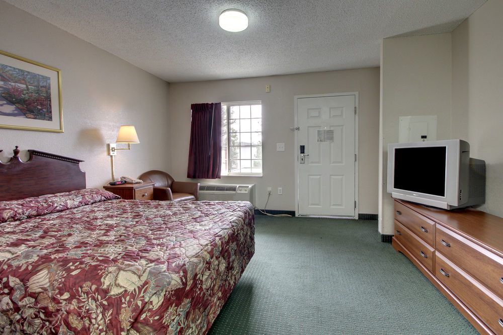 Intown Suites Extended Stay Raleigh Nc - Capital Blvd Екстериор снимка