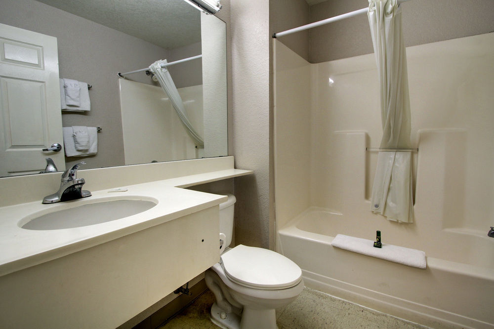 Intown Suites Extended Stay Raleigh Nc - Capital Blvd Екстериор снимка
