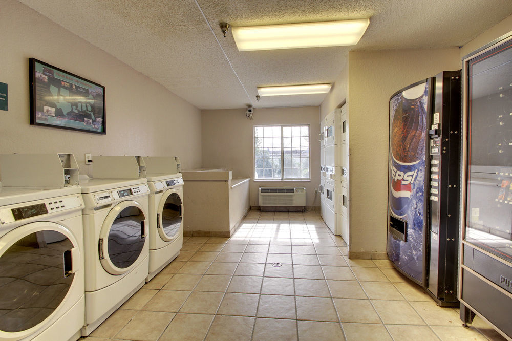 Intown Suites Extended Stay Raleigh Nc - Capital Blvd Екстериор снимка