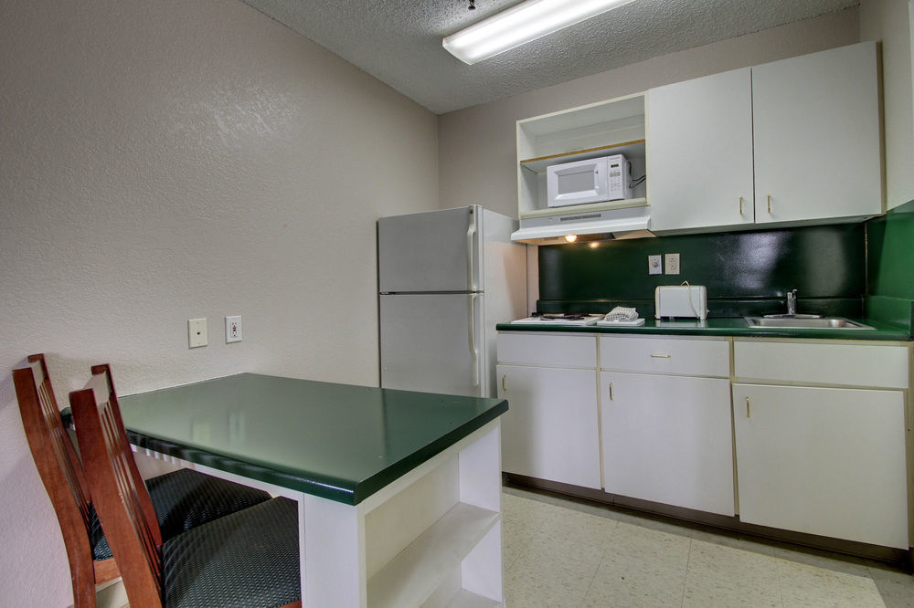 Intown Suites Extended Stay Raleigh Nc - Capital Blvd Екстериор снимка